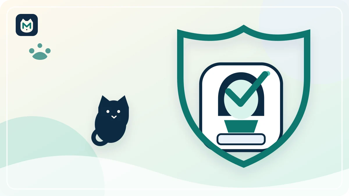 Chat protégé par un bouclier devant une litière automatique générique